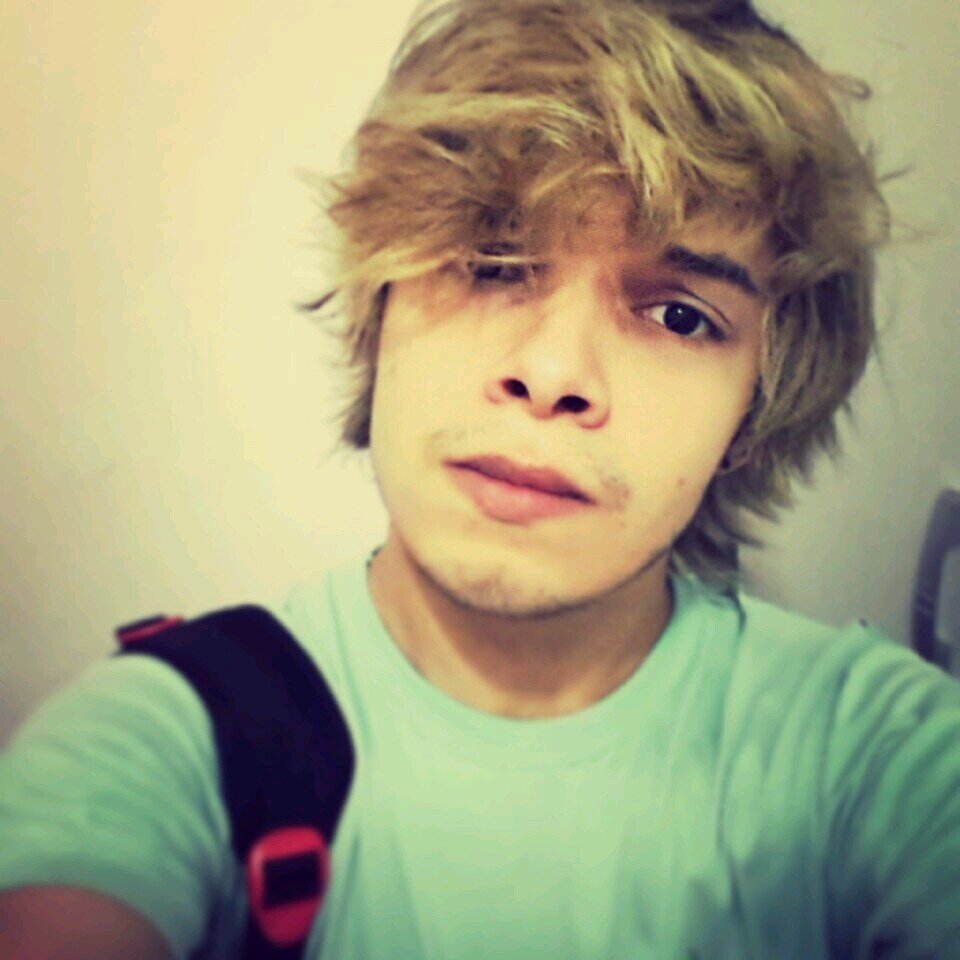 Liniquer Silva, 19 Anos e Geminiano, não blogueiro.