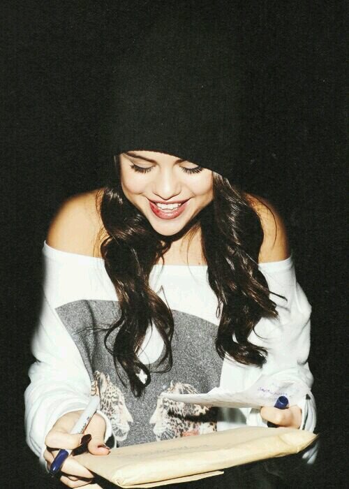 Hey guys it's Selena Gomez! This is my private account to talk to my fans! Feel free to follow! Much love , Sel