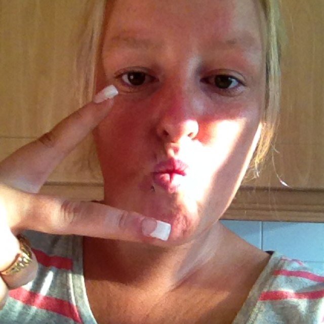 Hi im joleen frim belfast im 27 have2 kids like a wee drink at the weekend ...!!!!!