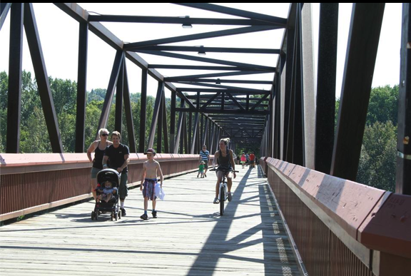 Peaceful pedestrian and cycling bridge crossing the North Saskatchewan River in downtown Edmonton.
Managed by Ester Malzahn.