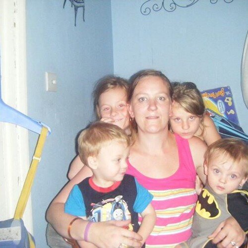 IM a 30 yr old with 4 beautiful children. I don't av much money but i got a lot of luv for my family n friends xx