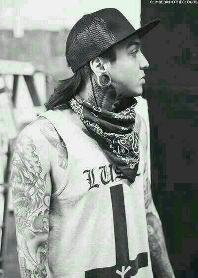 Soy Tony Perry el mas reshulon de Pierce the veil despues de Jaime, Jaime lo que tiene de reshulon es su pelo pero le quiero.