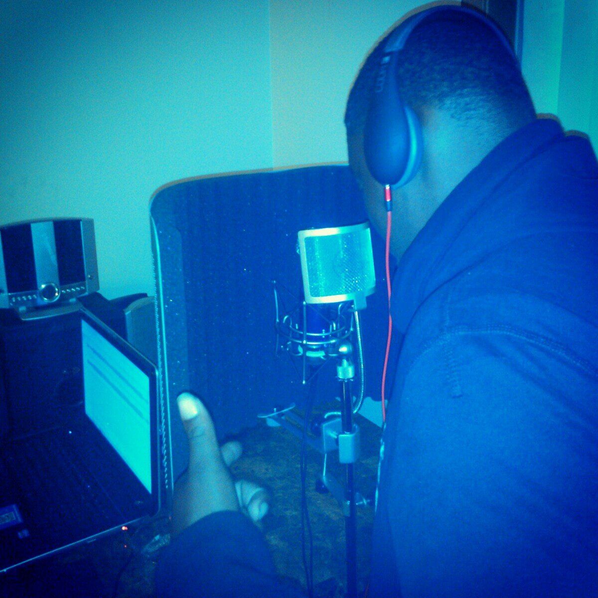 im a unsign Milwaukee rapper for shows or to do songs facebook me @thisguy bash  or kik me @trueeclimax     LETS GET IT