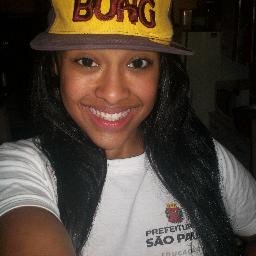 Debaixo da maquiagem e por trás do meu sorriso, eu sou apenas uma menina que deseja o mundo.