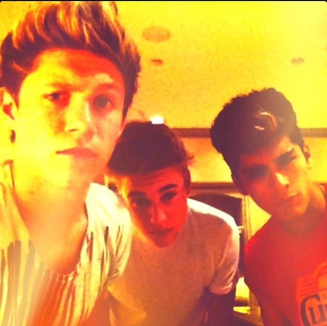 follow @niallshohohoe please!!(:
