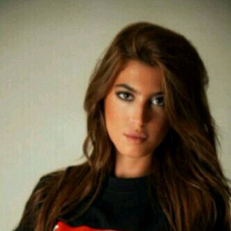 وماذا اوجع من فتاة تتمنى زيارة القبور كالرجال لتبوح وتضم ذلك التراب الذي يضم ميتها♥♥
