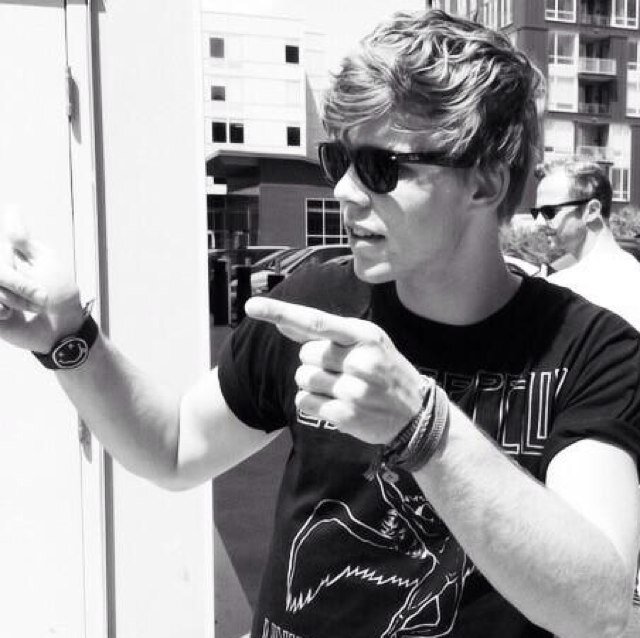 please go follow @heeartbreakgurl ! if you arent already! ily