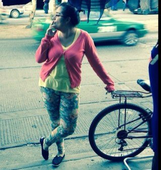 soy como lupita... una MUJER cn defectos y virtudes, amo las pelis, diseñar, cocinar, bailar, cantar, besar y vivir!!