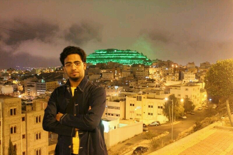 ‏‏عبدالله طلال الحضرمي.21سنة.طالب في جامعة الامير سلطان بسيط متفائل ثقتي بالله عاليه بان غدا احلى واجمل.خريج ثانوية ابي تمام.للتواصل اصدقائي المقربين