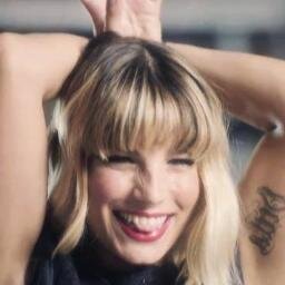 Mi chiamo Marco,la mia vita si basa su una cosa sola ! il mio IDOLO EMMA MARRONE 3
