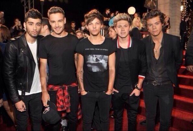 follow @harrny_styless because she give u a free follow :)
