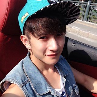 _lzhch's profile picture. 