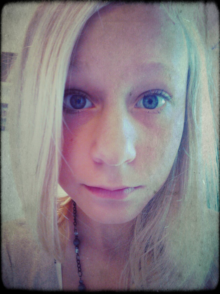 Hiii :) Im a girl from Finland. I love music and my friends & family. I will follow back!