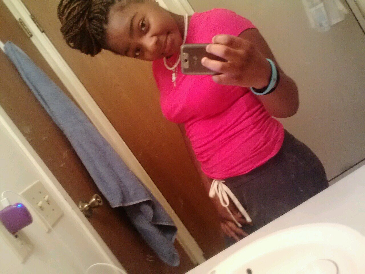 Follow Mee IFollow Bck,,Look Mee Up On Facebook: Iyanna Burgest : )