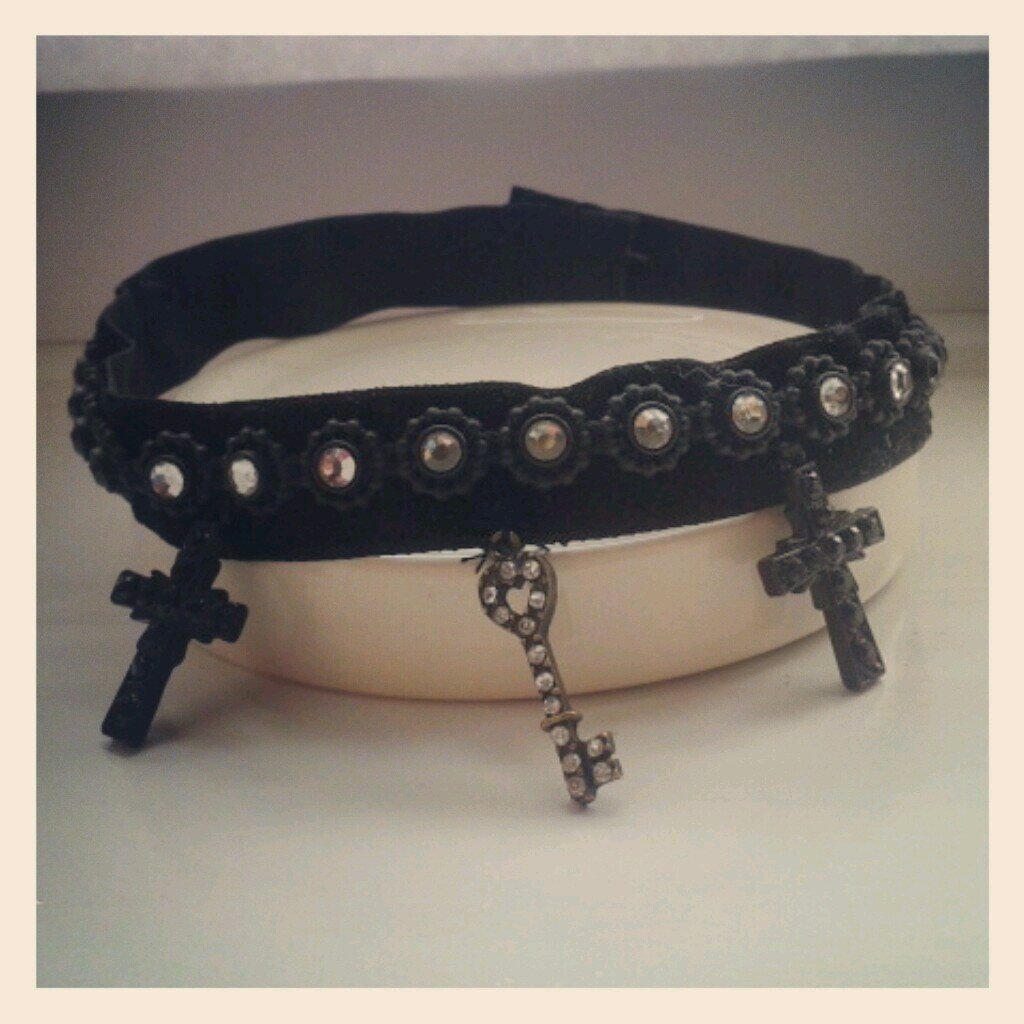 F4F(:
This is a page to advertise my jewellery,I mainly make bracelets and necklaces but I have dabbled at decorating shoes and designing chokers(: