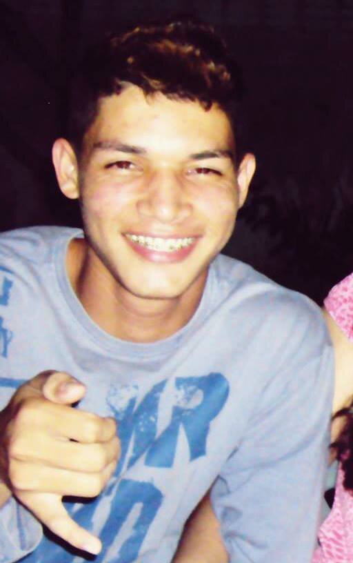 Amo Cantar jogo bola estudo musica gosto muito de sair escrevo musicas http://t.co/kVgPlJPx8R