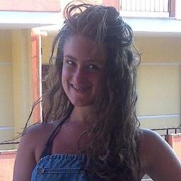 Sono strana lo ammetto e conto più di un difetto ♫ 

http://t.co/EKJ5cl6V2k