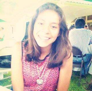 Hola mi nombre es italia, me gusta dormir, comer y dormir .-. Sigueme ;)