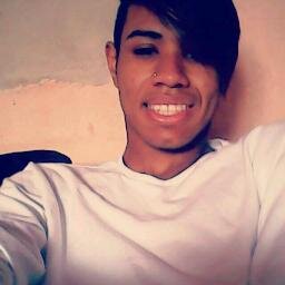 Vocês riem de mim por eu ser diferente, e eu rio de vocês por serem todos iguais // Cada um tem de mim exatamente o que cativou.