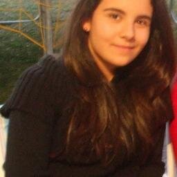 Sou o tipo de menina que não vive sem Música! Cada um tem de mim oque merece!!! ;)