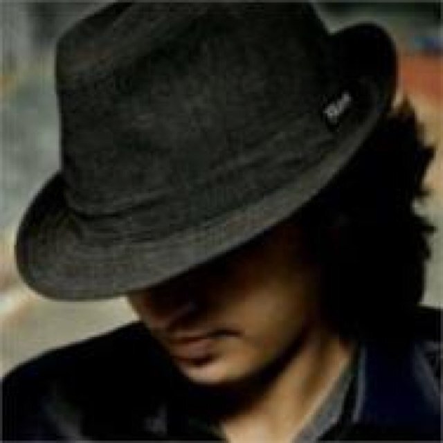 ‏ما يكسر عزوم الـرجـال ،، إلا الغرام ولا يلعب بعقل الـفـهيم ،، إلا الحريم .، { ، вdяάи ✍௸، }'