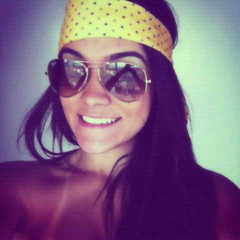Sorria esse é o melhor remedia pra vida (: