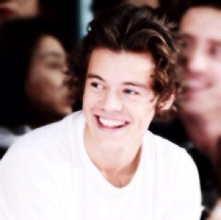 j'aime trop stylinpxrn,ses tweets sont trop biens,en plus elle est larry shipper et tout et ses vines me font trop rire,elle est trop belle en plus.