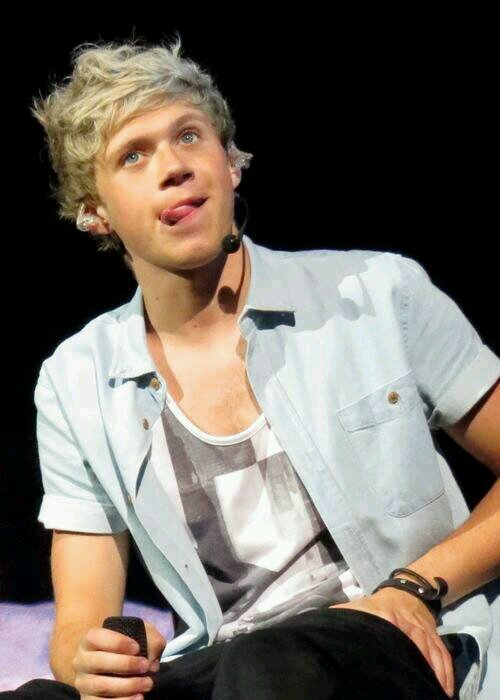Hola..! Me llamo Alejandra Tengo 12 Años y amo A One Direction (; ¡Sigueme y te Sigo!