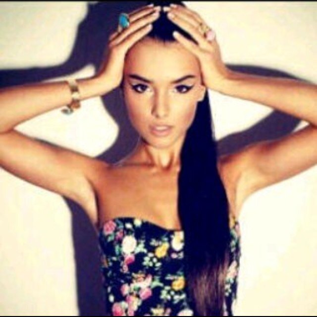 SE8ANO's profile picture. ♬ ..رﻏم أنني فتاه و آقرا ﻟ نزار و أحفظ أغنياﺗت ﻓيروز، و أستطيع أن أكتب جملا ﻏزليہ .. إلا أن الحب ﻟيس ﻟہ هُ ﻧصيب ﻟدي ♡♡$