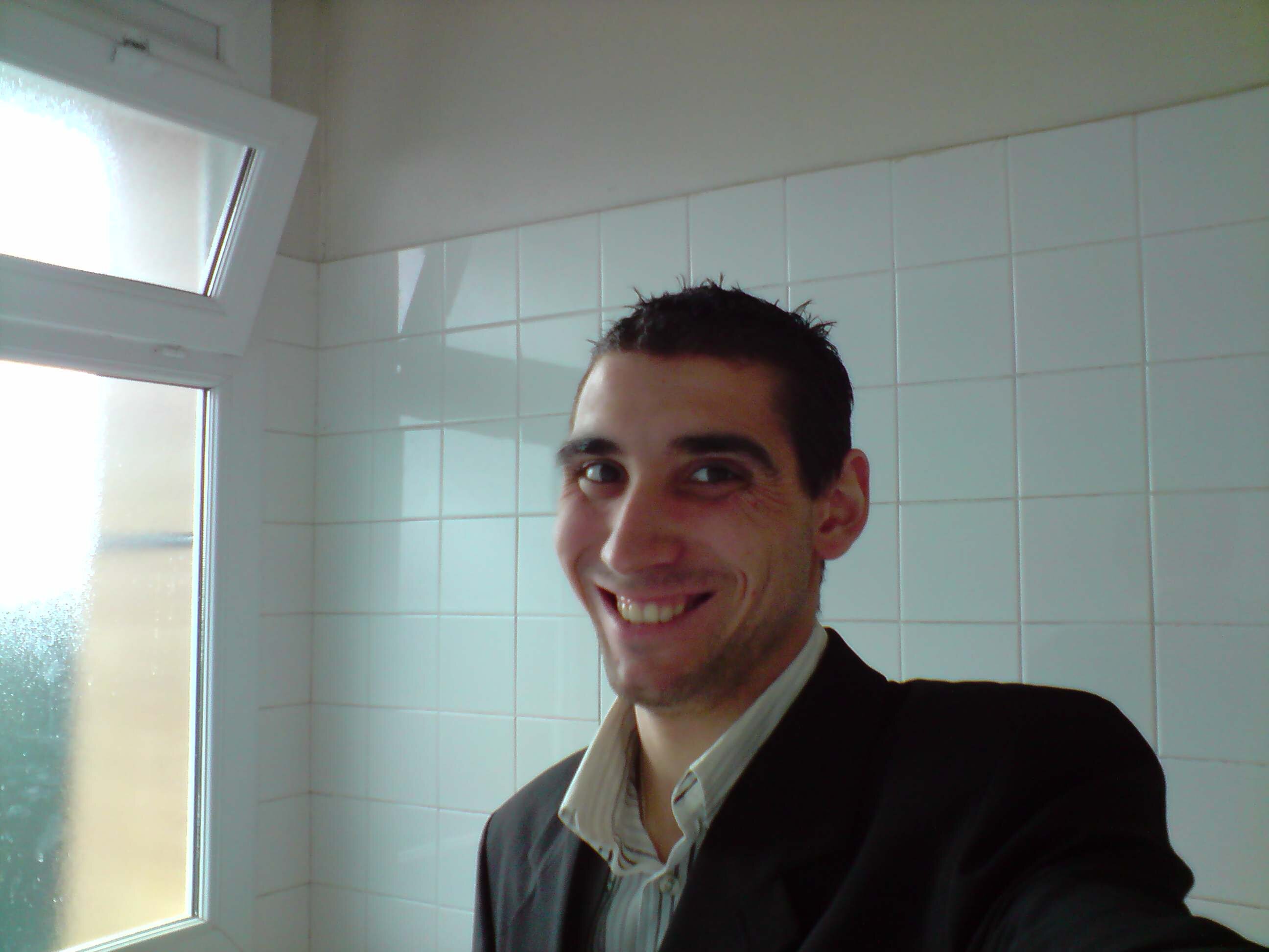 sportif, fier de sa ville comme si j'avais un bar-tabac ;). Heureux de vivre [keep smile :)]