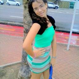 estudo gosto de sair com as amigas para shows adoro fazer amisades.