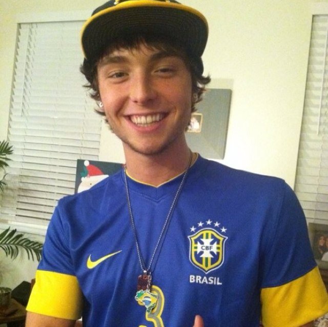 E3Arianator's profile picture. Whatchu lookin at? I own 7 Snakes. Taken by Angel. 9.24.13