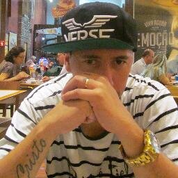 Graffiteiro, Micro empresario, Produtor  de Hip Hop e líder do Grupo Arte Muro, 10 anos de atividade na cidade de Caxias do Sul. Paz galera...