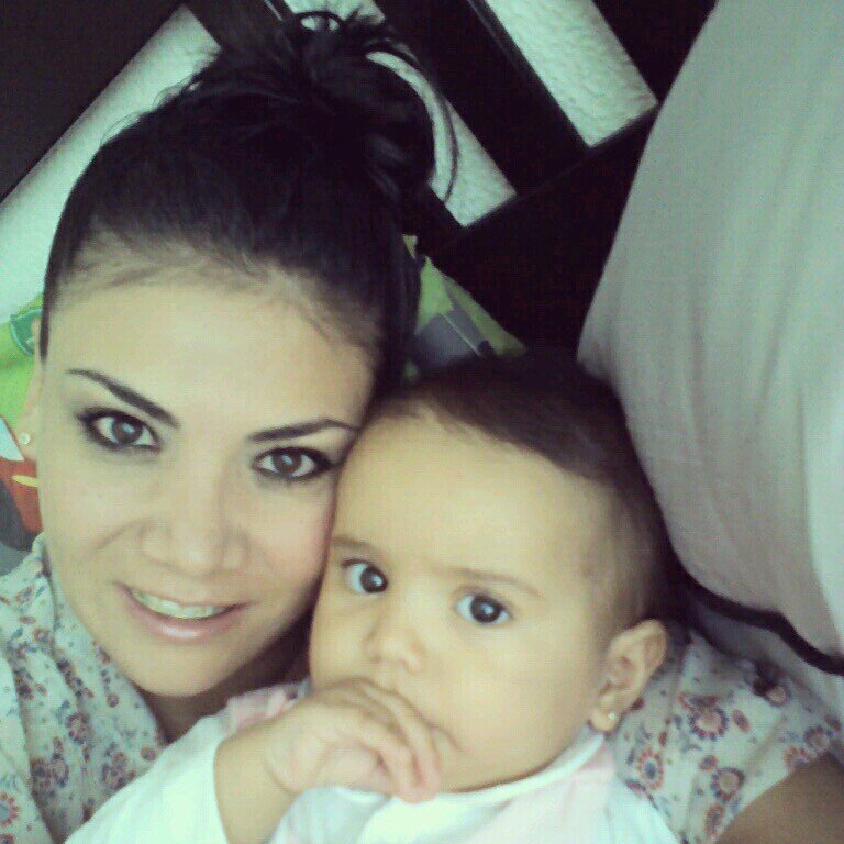 dentista y mama de la niña con los ojos mas hermosos que he visto enamorada de mi vida!!