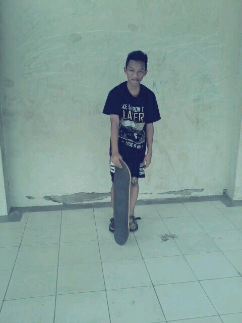 oke twit yang ini sekarang udah aktif lagi :) tp jangan lupa follow terus twit yang onoh noh @Lutfiarka