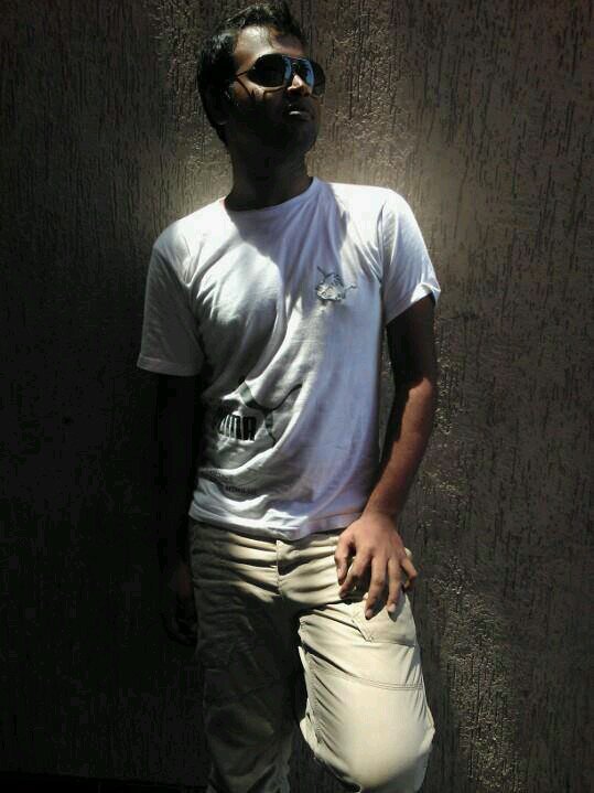 Simple fun loving guy...wannab in creative field...Passionate...luv to b wit frnds....