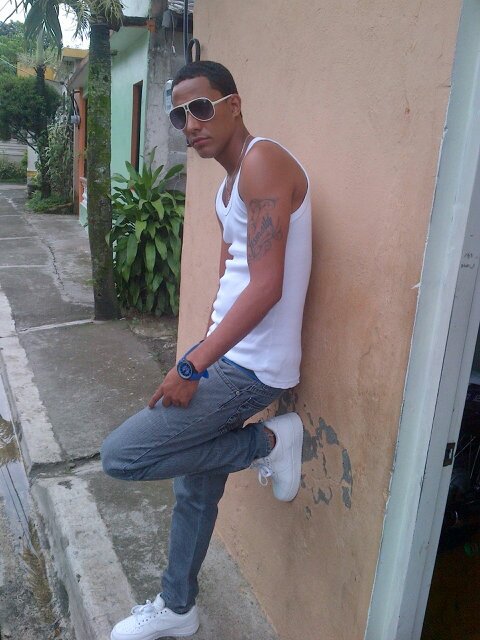me llamo jimmy pero mis amigo me dicen Jimmi Duarte naci el ...... Soy Dominicano si me quiere conose sigueme aqui le dejo mi pin:28C0639A whatsapp 8094539237