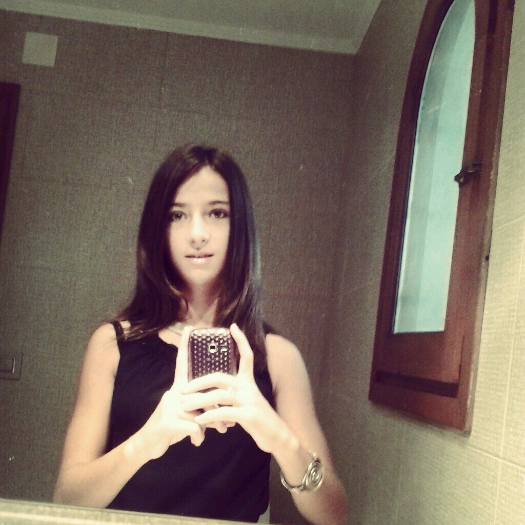 Marta. Si te apete me dejas, si no tambien. Las opiniones te las metes por el culo:] (mi lema)