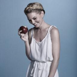 I think I love Regina Mills....wait, what am I saying?! [Single - #SwanQueen - #LiterateRP - #CursedBeautyRP]