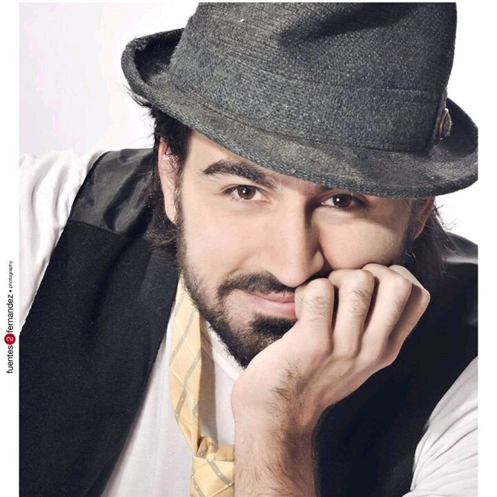 Entrenador Vocal, actor, cantante y músico Argentino adoptado en España. Creador de C&E Estudio de Entrenamiento Vocal.