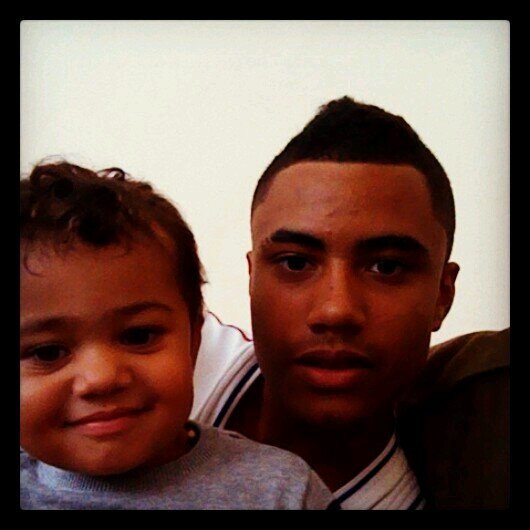 Tu veux t’asseoir sur le trône ? Faudra t’asseoir sur mes genoux.  #Team971 #TeamAntillais #TeamBooba #Team1m87