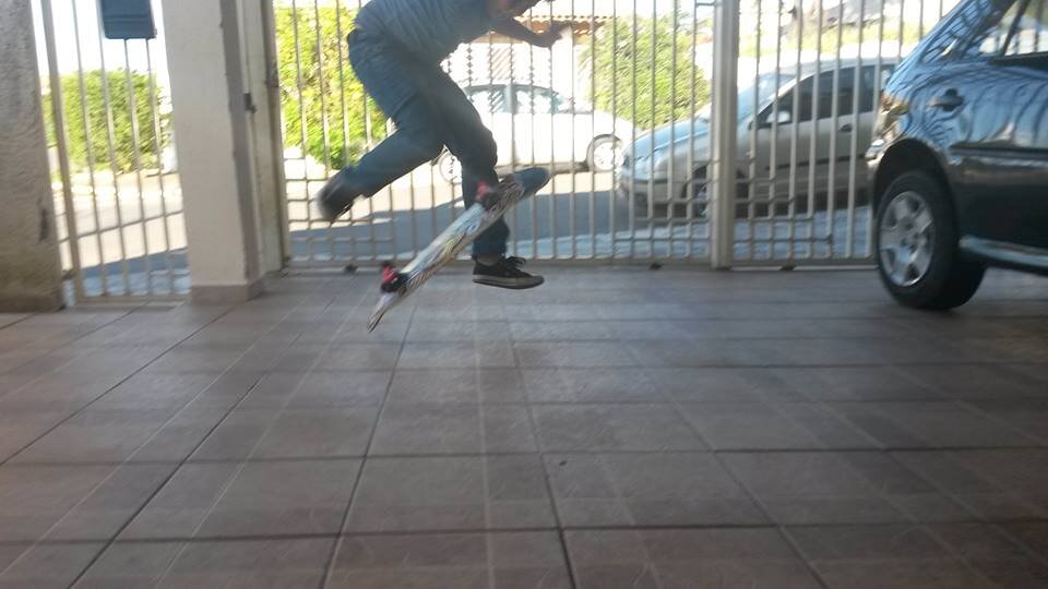 Amo skate, futebol, pizza, hambúrguer, tênis, bonés, calças jeans, camisetas de marca. Fico quase todo tempo na pista de skate.