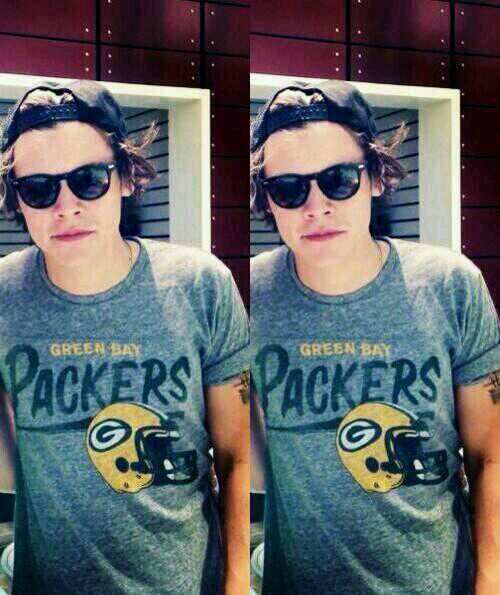 DONT FOLLOW ME. FOLLOW @ChasingNiam SHE FOLLOWS BACK IF YOUR RELEVENT. ILY 3