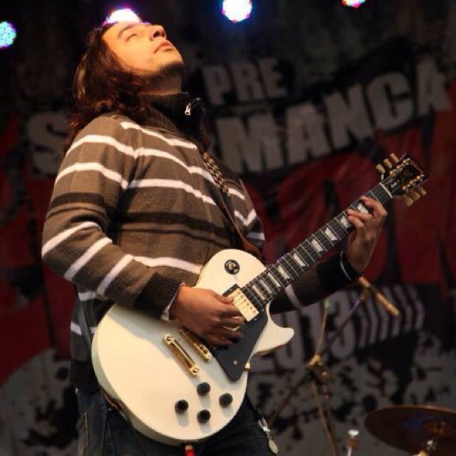 Obsesive and compulsive guitarrist of hard rock-blues. Complejo humano índigo, de sabor fuerte. Piloto avezado de los vaivenes. Hoplita de armadura oxidada.