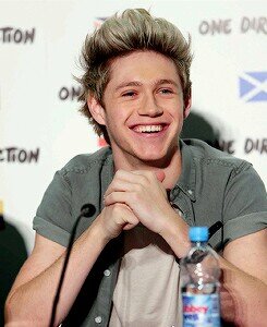 quiero ser cantante(amo cantar). como mucho, me rio de todo y siempre sonrio...sueño con conocer a jb, demi, one direction, little mix , cher lloyd y union j