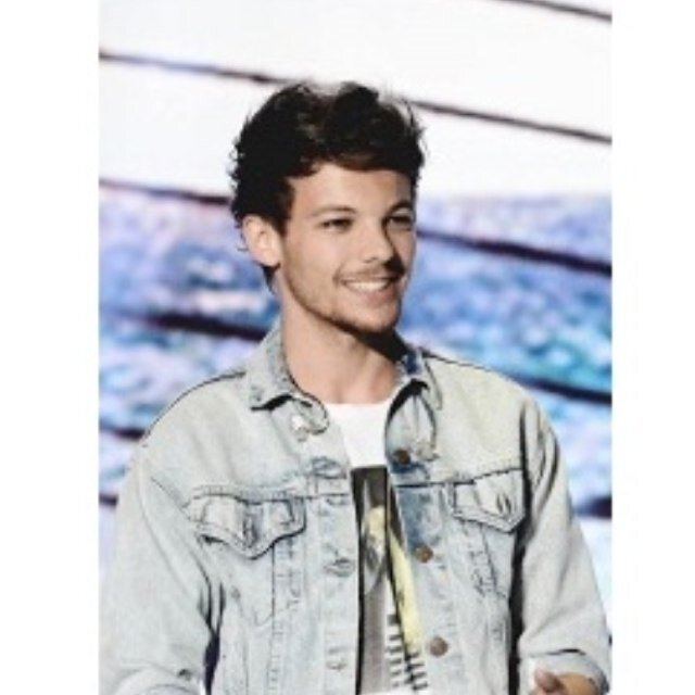 If you love one direction and food we're twins ∞0/5∞ this is us followed 17/5/13 I always follow back✌