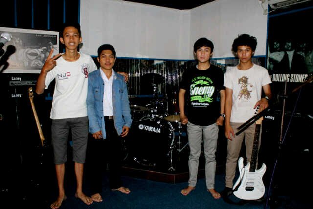 Personil •Vokal:Deny(2A768FF6)•Gitar:Priya(32F8A8B6)•bass:Noy(326C12D2)•Drum:Fadil(224F3817)