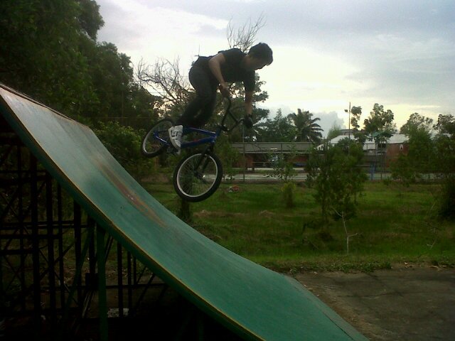 @Alinda_coco | i'm @BMX_Pontianak | Cuma mau Hebat Playing BMX | Sniper onLy at Server 33 Expert | (σ‾▿‾)-σ♥ @MelodyJKT48 | Miss 11-12-11 :'* |