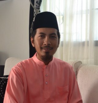 Jurutera servis telaga minyak. Terlibat secara langsung dengan aktiviti carigali minyak. Suka bernafas dengan buku. Agama, sastera juga politik.