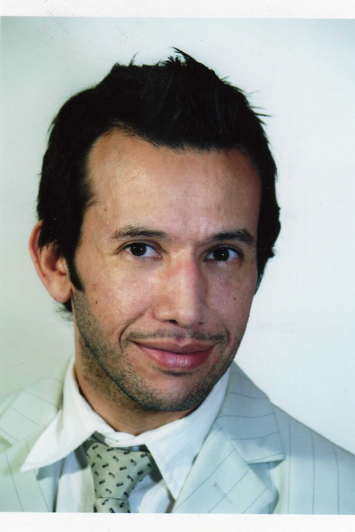 Acteur, amateur de vins, voyages, théâtre, cinéma.